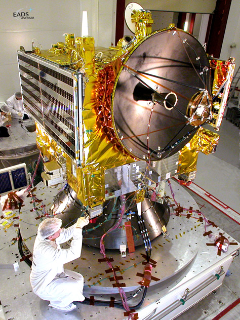 Un ingeniero prepara la sonda europea Venus Express para una serie de tests de vibración durante la campaña de preparación para el lanzamiento. Créditos: ESA.
