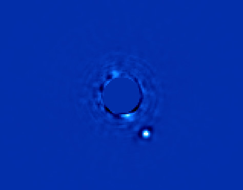 La primera imagen obtenida por el Gemini Planet Imager muestra a Beta Pictoris b, un planeta orbitando alrededor de la estrella Beta Pictoris, cuyo disco es bloqueado mediante un coronógrafo para que su brillo no interfiera con la luz proveniente del planeta, mucho más tenue. Además de la imagen, el GPI permite obtener el espectro de cada pixel en el campo visual, lo que permite estudiar el exoplaneta y los componentes de su atmósfera en gran detalle. Créditos: Observatorio Gemini/C. Marois/NRC Canadá.