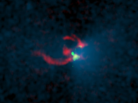 Imagen compuesta en falso color, que muestra las observaciones de emisión continua de polvo (verde) y emisión de gas de alta densidad (rojo) combinadas con observaciones del telescopio espacial Spitzer de emisión infrarroja (azul). La imagen en infrarrojo muestra solamente la protoestrella central, mientras que los resultados observacionales de ALMA muestran núcleos de nubes moleculares de alta densidad y una nube de gas extendida. Créditos: Kazuki Tokuda, Osaka Prefecture University/ALMA (ESO/NAOJ/NRAO)/NASA/JPL-Caltech.