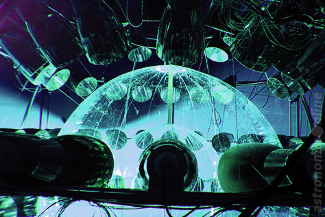 El detector de neutrinos Borexino usa una esfera llena de líquido centellador, que emite destellos de luz cuando es excitado por la radiación ionizante provocada por la interacción de un neutrino con la materia normal. En la imagen pueden verse las dos esferas concéntricas de nylon transparente en su interior. Las mismas están rodeadas por varias capas de protección para evitar el ingreso de radiación residual externa, y por más de 2.200 tubos fotomultiplicadores para detectar los flashes de luz. Créditos: Borexino Experiment.