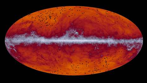 Mapa de la totalidad del firmamento obtenido por el satélite Planck en longitudes de onda submilimétricas (545 GHz). La banda que atraviesa la mitad del mapa corresponde al polvo de nuestra galaxia, la Vía Láctea. Los puntos negros indican la ubicación de los candidatos a protocúmulos identificados en los datos de Planck y luego observados por el telescopio espacial Herschel. Créditos: ESA / Colaboración Planck / H. Dole, D. Guéry y G. Hurier, IAS/Universidad de París Sud/CNRS/CNES.